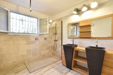 Villa de plain-pied avec piscine et appartement indépendant au calme