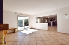Villa de plain-pied avec piscine et appartement indépendant au calme