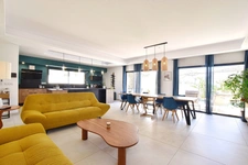 Villa contemporaine de plain-pied avec piscine