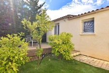 Villa de plain-pied avec dépendance, piscine et grand garage