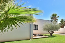 Villa contemporaine de plain-pied avec piscine