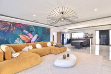 Élégante villa moderne de plain-pied avec dépendance et piscine !!! SOUS COMPROMIS !!!