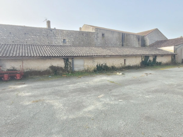batiment en pierre à vendre et à rénover sur  CISSAC MEDOC (33)