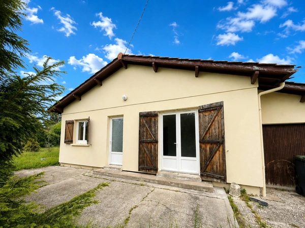 Maison à vendre 2 chambres sur terrain constructible  de 1200 m2 ( possibilité de seconde maison )