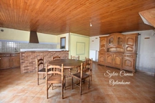 Maison en pierre de 192 m² avec vue dégagée et grande terrasse à Sainte-Sigolène