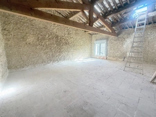 MAISON DE VILLAGE AVEC GRAND GARAGE, PISICNE, ETAGE AMENAGEABLE