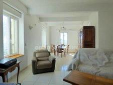 MAISON DE VILLAGE AVEC GRAND GARAGE, PISICNE, ETAGE AMENAGEABLE