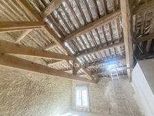MAISON DE VILLAGE AVEC GRAND GARAGE, PISICNE, ETAGE AMENAGEABLE