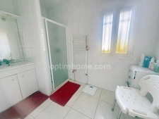 MAISON DE VILLAGE AVEC GRAND GARAGE, PISICNE, ETAGE AMENAGEABLE