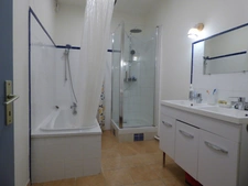 APPARTEMENT 4 PIECES EN REZ-DE-CHAUSSEE ET DE PLAIN PIED AVEC GARAGE ET PATIO