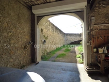 MAISON DE VILLAGE AVEC GRAND GARAGE, PISICNE, ETAGE AMENAGEABLE