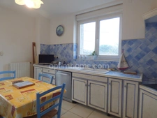 MAISON DE VILLAGE AVEC GRAND GARAGE, PISICNE, ETAGE AMENAGEABLE