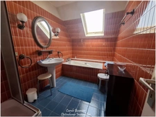 Maison familiale avec grand terrain à Contrexéville. Venez découvrir cette maison individuelle à Contrexéville, un véritable havre de paix idéal pour votre famille, nichée sur un vaste terrain plat.