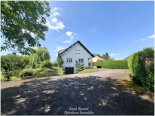 Maison familiale avec grand terrain à Contrexéville. Venez découvrir cette maison individuelle à Contrexéville, un véritable havre de paix idéal pour votre famille, nichée sur un vaste terrain plat.