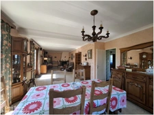 Maison familiale avec grand terrain à Contrexéville. Venez découvrir cette maison individuelle à Contrexéville, un véritable havre de paix idéal pour votre famille, nichée sur un vaste terrain plat.