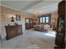 Maison familiale avec grand terrain à Contrexéville. Venez découvrir cette maison individuelle à Contrexéville, un véritable havre de paix idéal pour votre famille, nichée sur un vaste terrain plat.