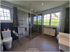 Maison familiale avec grand terrain à Contrexéville. Venez découvrir cette maison individuelle à Contrexéville, un véritable havre de paix idéal pour votre famille, nichée sur un vaste terrain plat.