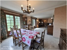 Maison familiale avec grand terrain à Contrexéville. Venez découvrir cette maison individuelle à Contrexéville, un véritable havre de paix idéal pour votre famille, nichée sur un vaste terrain plat.