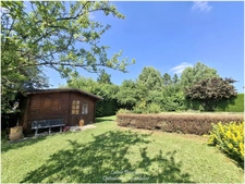 Maison familiale avec grand terrain à Contrexéville. Venez découvrir cette maison individuelle à Contrexéville, un véritable havre de paix idéal pour votre famille, nichée sur un vaste terrain plat.
