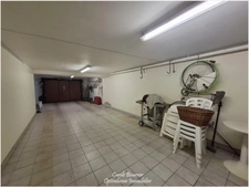Maison familiale avec grand terrain à Contrexéville. Venez découvrir cette maison individuelle à Contrexéville, un véritable havre de paix idéal pour votre famille, nichée sur un vaste terrain plat.