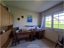 Maison familiale avec grand terrain à Contrexéville. Venez découvrir cette maison individuelle à Contrexéville, un véritable havre de paix idéal pour votre famille, nichée sur un vaste terrain plat.