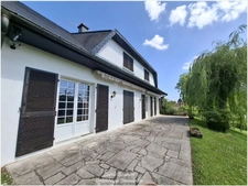 Maison familiale avec grand terrain à Contrexéville. Venez découvrir cette maison individuelle à Contrexéville, un véritable havre de paix idéal pour votre famille, nichée sur un vaste terrain plat.