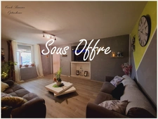 À vendre sur la commune d'Esley, maison mitoyenne d'un côté, rénovée en 2014, offrant une superficie habitable de 147 m², accompagnée d'un hangar spacieux de 186 m². 