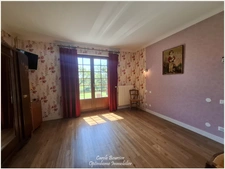 Maison familiale avec grand terrain à Contrexéville. Venez découvrir cette maison individuelle à Contrexéville, un véritable havre de paix idéal pour votre famille, nichée sur un vaste terrain plat.