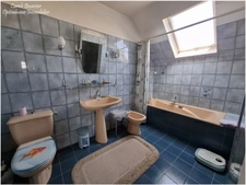 Maison familiale avec grand terrain à Contrexéville. Venez découvrir cette maison individuelle à Contrexéville, un véritable havre de paix idéal pour votre famille, nichée sur un vaste terrain plat.