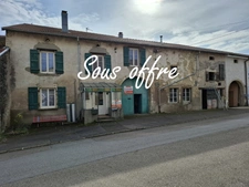 À vendre : Maison mitoyenne à Remoncourt avec de nombreuses dépendances.