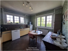 Maison familiale avec grand terrain à Contrexéville. Venez découvrir cette maison individuelle à Contrexéville, un véritable havre de paix idéal pour votre famille, nichée sur un vaste terrain plat.