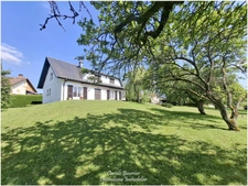 Maison familiale avec grand terrain à Contrexéville. Venez découvrir cette maison individuelle à Contrexéville, un véritable havre de paix idéal pour votre famille, nichée sur un vaste terrain plat.