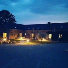 Domaine confidentiel avec piscine, maison d'amis et dépendances à SAINT BARTHELEMY (56)