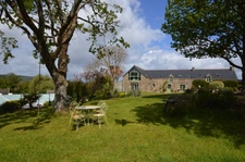 Domaine confidentiel avec piscine, maison d'amis et dépendances à SAINT BARTHELEMY (56)