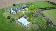 Domaine confidentiel avec piscine, maison d'amis et dépendances à SAINT BARTHELEMY (56)