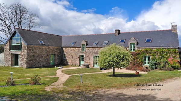Domaine confidentiel avec piscine, maison d'amis et dépendances à SAINT BARTHELEMY (56)