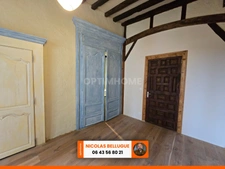 Maison de caractère rénovée au cœur d’un village historique
