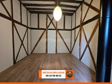 Maison de caractère rénovée au cœur d’un village historique