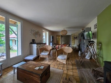 Maison de plain pied entourée de verdure au cœur d'Eymet
