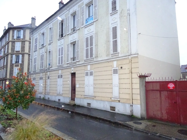F2 DANS IMMEUBLE ANCIEN A 5 mn A PIEDS DU RER D