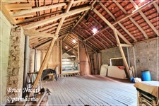 Ferme avec maison 4 chambres, terrain 8000 m² et source naturelle