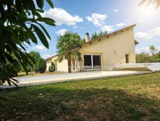 A vendre maison d'architecte avec piscine, 5 chambres, 2 garages et vaste pièce de vie.