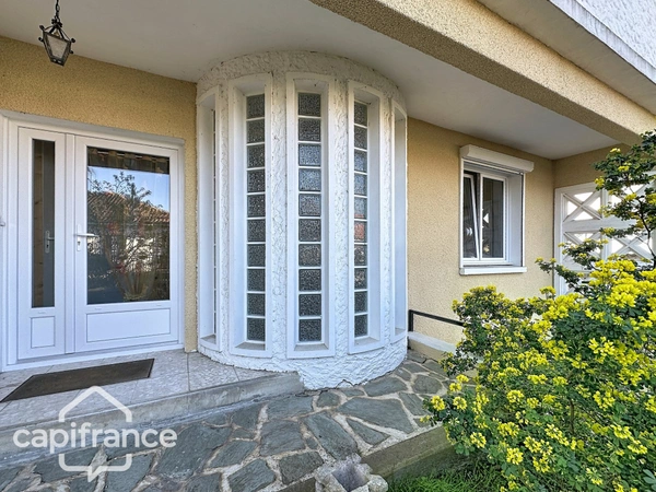 Dpt Deux Sèvres (79), à vendre THOUARS maison P7 de 196 m² - Terrain de 475,00 m² 