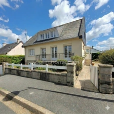 Maison familiale 130 m² à Quévert – 5 chambres, jardin 580 exposé au sud, prés de centres commerciaux Leclerc et Carrefour