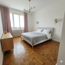 Maison familiale 130 m² à Quévert – 5 chambres, jardin 580 exposé au sud, prés de centres commerciaux Leclerc et Carrefour