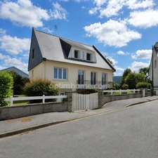 Maison familiale 130 m² à Quévert – 5 chambres, jardin 580 exposé au sud, prés de centres commerciaux Leclerc et Carrefour
