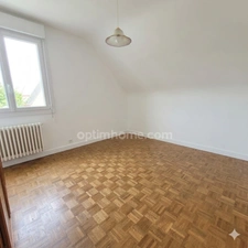 Maison familiale 130 m² à Quévert – 5 chambres, jardin 580 exposé au sud, prés de centres commerciaux Leclerc et Carrefour