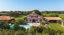 Soustons, authentique maison landaise du XVIIIe, 265 m², dépendances, piscine, parc paysagé 6 800 m², à 2 minutes du centre et du lac.