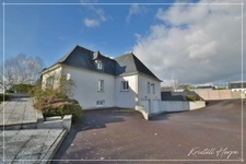 Dpt Finistère (29), à vendre CARHAIX PLOUGUER maison P9 de 232 m² - Terrain de 2133 m²  