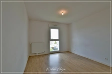 Dpt Loire Atlantique (44), à vendre REZE appartement T2 de 47m², dernier étage avec balcon et stationnement.